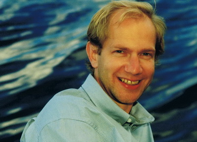 Kent Lundgren p&aring; en brygga