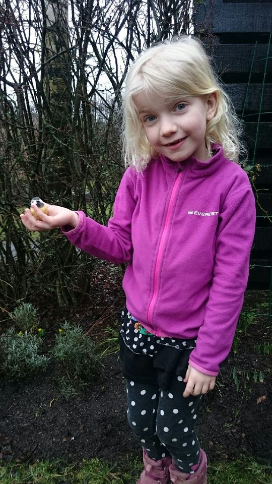 Elin med fågel i hand
